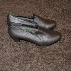 Sofwear Silver Low Heel Shoes Size 6M
